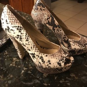 Size 7 Steve Madden never worn heels.